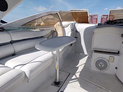 yate con sala exterior