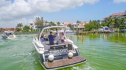 renta de yate con sala exterior para 8 personas