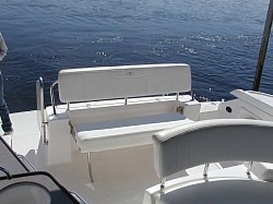 yate con sala exterior