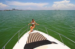 yate con  asoleadero