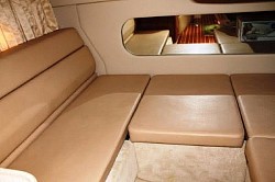 yate con comoda sala interior