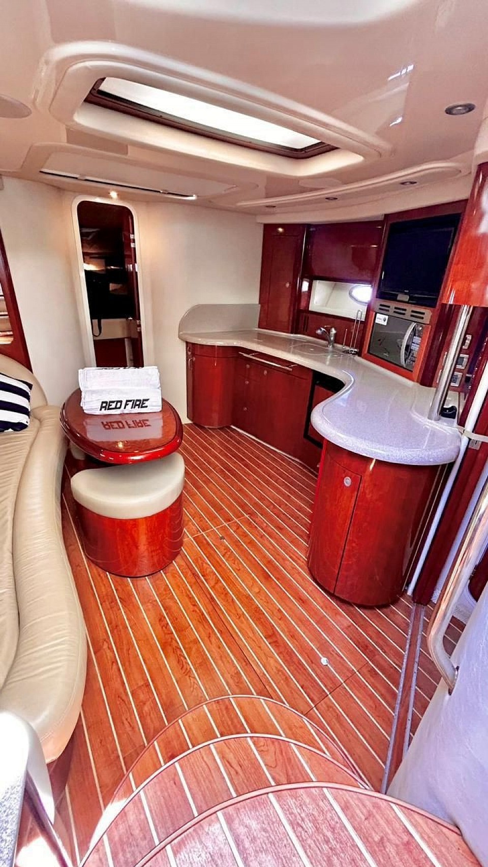 YATE YACHT RED FIRE CANCUN SUNDANCER 46 45 PIES FOOT EN RENTA