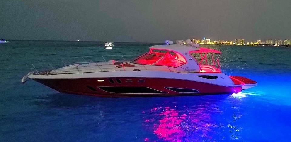 YATE YACHT RED FIRE CANCUN SUNDANCER 46 45 PIES FOOT EN RENTA