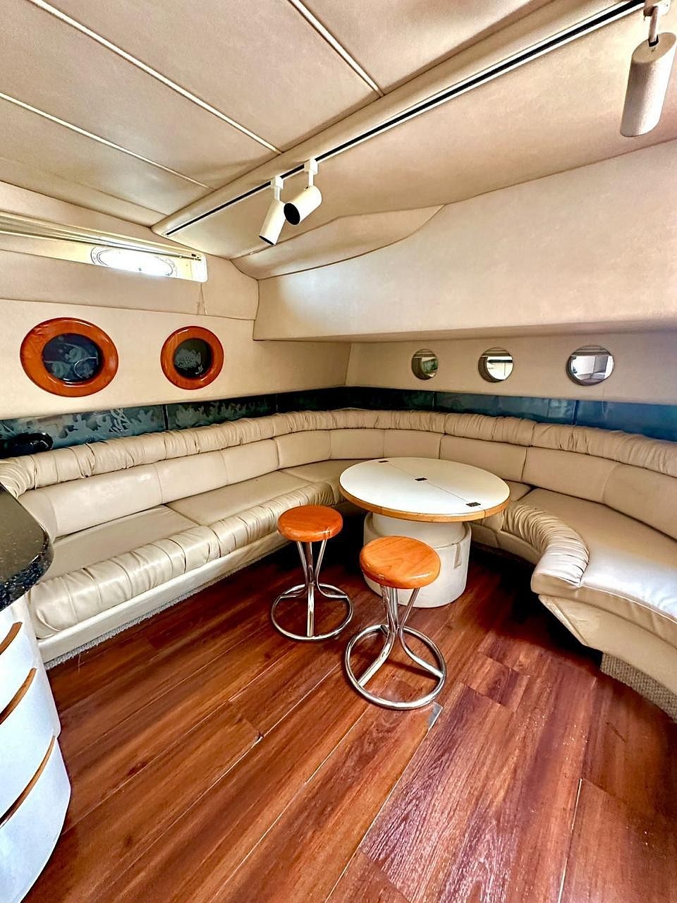 Life is now yate de 50 pies para 17 pax invitados pasajeros. Life is now yacht of 50 ft foot for 17 pax passengers