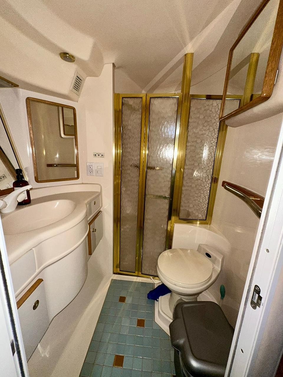 Life is now yate de 50 pies para 17 pax invitados pasajeros. Life is now yacht of 50 ft foot for 17 pax passengers